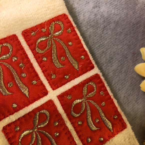 NWT - Set of Three Embroidered Christmas Hand Towels - Picture 5 of 16